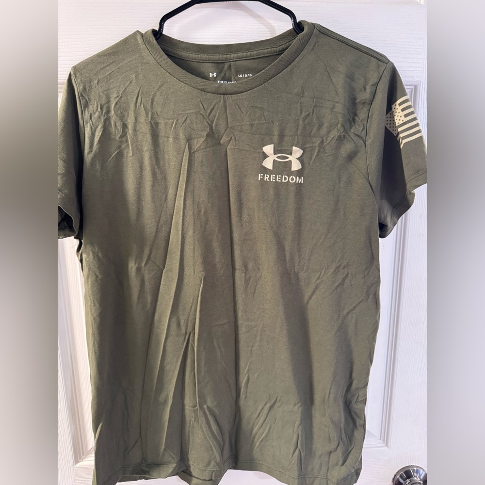 Under Armour “FREEDOM” Military Green Tee – Size L Women’s